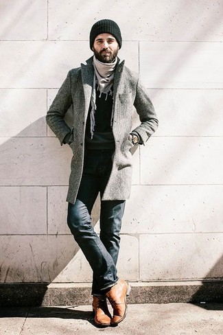 С чем носить светло-коричневый шарф в 30 лет мужчине: Если в одежде ты делаешь ставку на удобство и практичность, серое длинное пальто и светло-коричневый шарф — замечательный выбор для расслабленного мужского ансамбля на каждый день. Уравновесить лук и добавить в него толику классики позволят светло-коричневые кожаные ботинки дезерты.