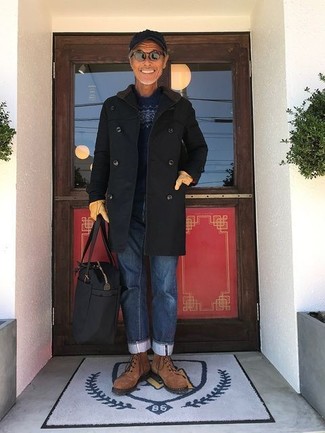 Как одеваться мужчине за 50 в холод: Согласись, сочетание черного длинного пальто и синих джинсов выглядит очень привлекательно? Коричневые замшевые повседневные ботинки — хороший выбор, чтобы дополнить лук.