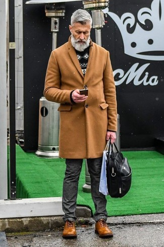 Какие джинсы носить с коричневыми брогами за 60 лет в прохладную погоду: Светло-коричневое длинное пальто и джинсы — must have вещи в гардеробе джентльменов с чувством стиля. В паре с коричневыми брогами такой образ смотрится особенно выигрышно.