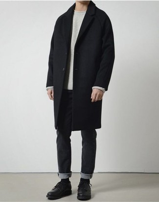 Модный лук: черное длинное пальто, серый свитер с круглым вырезом, черные джинсы, черные кожаные туфли дерби