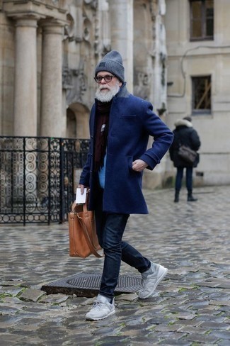 С чем носить серую обувь за 60 лет мужчине в холод в стиле смарт-кэжуал: Темно-синее длинное пальто и темно-синие джинсы несомненно украсят гардероб любого современного молодого человека. Подбирая обувь, можно немного пофантазировать и закончить образ серыми кроссовками.