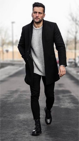 С чем носить серебряные часы в 30 лет мужчине в холод в стиле смарт-кэжуал: Если у тебя планируется сумасшедший день, сочетание черного длинного пальто и серебряных часов позволит создать практичный лук в повседневном стиле. Если тебе нравится использовать в своих ансамблях разные стили, на ноги можно надеть черные кожаные повседневные ботинки.