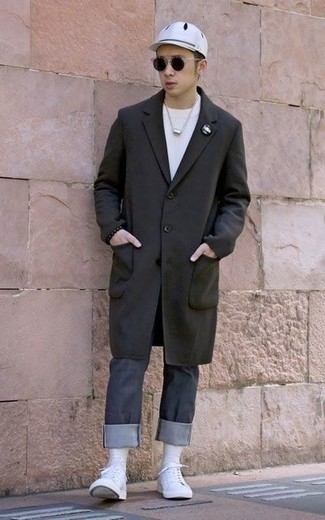 Как носить черно-белое длинное пальто с белыми низкими кедами: Если ты из той категории мужчин, которые разбираются в моде, тебе подойдет сочетание черно-белого длинного пальто и темно-серых джинсов. Создать эффектный контраст с остальными вещами из этого образа помогут белые низкие кеды.