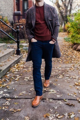 С чем носить красный свитер с круглым вырезом мужчине в холод: Для похода в кино или кафе прекрасно подходит тандем красного свитера с круглым вырезом и темно-синих джинсов. Такой образ обретет свежее прочтение в тандеме с табачными кожаными ботинками челси.