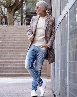 Какие джинсы носить с коричневым пальто за 50 лет мужчине в стиле кэжуал: Ансамбль из коричневого пальто и джинсов поможет создать незаезженный мужской образ в непринужденном стиле. Закончив ансамбль белыми низкими кедами из плотной ткани, ты привнесешь в него нотки мужественной элегантности.