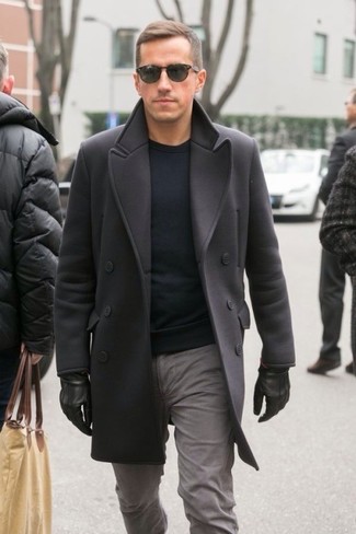 Модный лук: темно-серое длинное пальто, черный свитер с круглым вырезом, серые джинсы, черные кожаные перчатки