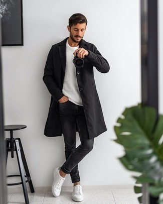 С чем носить темно-серые джинсы мужчине: Воссоздать такой образ из черного длинного пальто и темно-серых джинсов легко, главное - подобрать вещи правильного размера. Смелые парни завершат ансамбль белыми низкими кедами из плотной ткани.