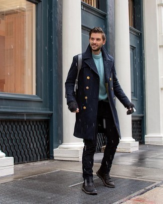 С чем носить темно-синее длинное пальто: Скопировать такой образ из темно-синего длинного пальто и черных джинсов легко, главное - подобрать вещи по фигуре. Темно-коричневые кожаные рабочие ботинки помогут сделать образ менее формальным.