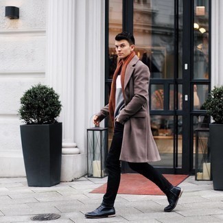 Какие повседневные ботинки носить с коричневым длинным пальто в холод: Комбо из коричневого длинного пальто и черных джинсов — нескучный выбор для работы в офисе. Вместе с этим луком идеально смотрятся повседневные ботинки.