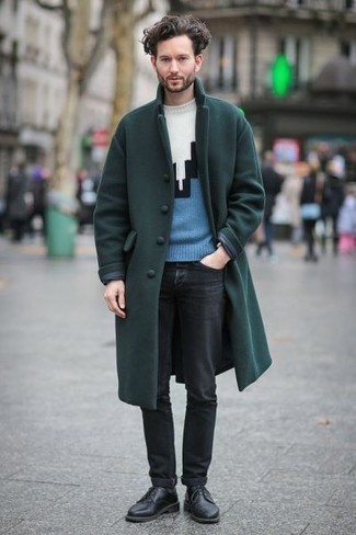 С чем носить темно-зеленое длинное пальто в 30 лет в теплую погоду в стиле смарт-кэжуал: Согласись, образ из темно-зеленого длинного пальто и черных джинсов выглядит образцово-показательно? Почему бы не добавить в повседневный ансамбль немного изысканности с помощью черных кожаных туфель дерби?