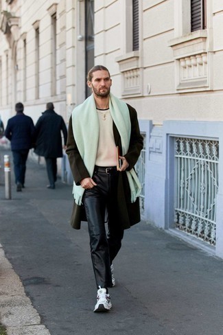 С чем носить бело-пурпурные кроссовки в 30 лет мужчине в холод в стиле смарт-кэжуал: Если ты из той категории парней, которые разбираются в моде, тебе понравится дуэт темно-зеленого длинного пальто и черных кожаных джинсов. Такой образ несложно приспособить к повседневным нуждам, если закончить его бело-пурпурными кроссовками.