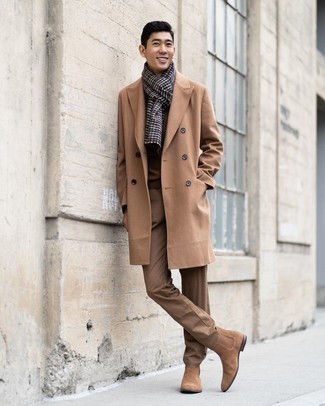 С чем носить светло-коричневые джинсы мужчине в прохладную погоду в стиле смарт-кэжуал: Если ты принадлежишь к той немногочисленной группе молодых людей, способных ориентироваться в модных тенденциях, тебе подойдет дуэт светло-коричневого длинного пальто и светло-коричневых джинсов. Хотел бы добавить сюда нотку строгости? Тогда в качестве обуви к этому луку, выбери светло-коричневые замшевые ботинки челси.