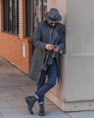 С чем носить серую шерстяную шляпу за 40 лет мужчине в холод в стиле смарт-кэжуал: Если ты делаешь ставку на удобство и функциональность, темно-серое длинное пальто с узором "в ёлочку" и серая шерстяная шляпа — прекрасный выбор для привлекательного мужского лука на каждый день. Закончив лук черными кожаными повседневными ботинками, получим поразительный результат.