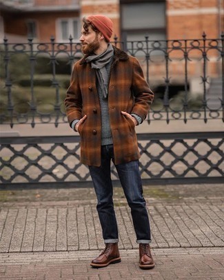 С чем носить повседневные ботинки в 30 лет мужчине зима в стиле смарт-кэжуал: Если ты приписываешь себя к той редкой группе джентльменов, способных неплохо ориентироваться в том, что стильно, а что нет, тебе придется по душе сочетание коричневого длинного пальто в шотландскую клетку и темно-синих джинсов. Пара повседневных ботинок свяжет лук воедино. Подобный ансамбль вполне может стать твоим спасением, когда за окном лютый холод.