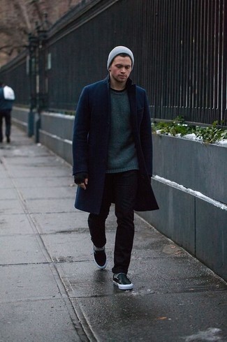 Как носить зауженные джинсы с слипонами мужчине в холод: Темно-синее длинное пальто и зауженные джинсы — беспроигрышный образ, если ты хочешь составить непринужденный, но в то же время стильный мужской образ. В качестве обуви сюда просятся слипоны.
