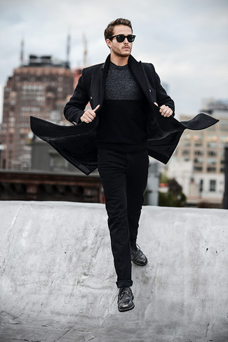 Модный лук: черное длинное пальто, темно-серый свитер с круглым вырезом, черные зауженные джинсы, черные кожаные туфли дерби