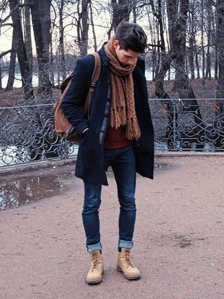 Как носить джинсы с повседневными ботинками мужчине в холод: Несмотря на то, что это достаточно не сложный лук, образ из темно-синего длинного пальто и джинсов неизменно нравится стильным мужчинам, неизбежно покоряя при этом сердца представительниц прекрасного пола. В тандеме с этим образом органично будут смотреться повседневные ботинки.