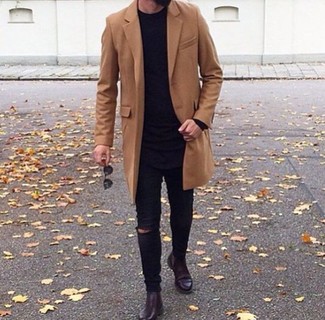 Как носить коричневое длинное пальто с черными джинсами в 30 лет осень в стиле кэжуал: Если ты любишь одеваться с иголочки, чувствуя себя при этом комфортно и расслабленно, тебе стоит опробировать это сочетание коричневого длинного пальто и черных джинсов. Не прочь сделать образ немного строже? Тогда в качестве дополнения к этому луку, выбери темно-красные кожаные ботинки челси. Имея такое сочетание вещей в своем арсенале, ты всегда будешь выглядеть образцово-показательно, несмотря на портящуюся погоду.