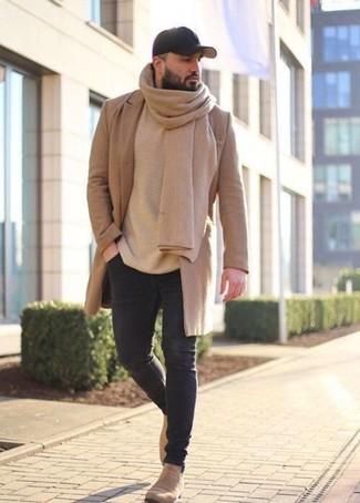Модный лук: светло-коричневое длинное пальто, бежевый свитер с круглым вырезом, черные зауженные джинсы, бежевые замшевые ботинки челси