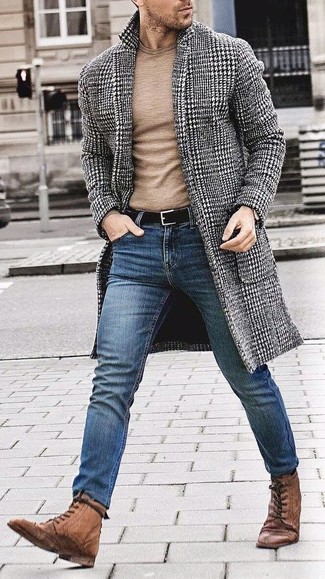 С чем носить темно-синие зауженные джинсы в 30 лет мужчине в холод: Черно-белое длинное пальто с узором "гусиные лапки" в сочетании с темно-синими зауженными джинсами без сомнений будет привлекать внимание прекрасных дам. Теперь почему бы не добавить в этот лук на каждый день немного изысканности с помощью коричневых кожаных ботинок броги?
