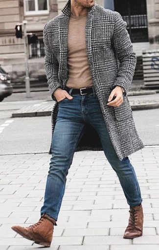 Как носить темно-синие джинсы с коричневыми повседневными ботинками в 30 лет мужчине в прохладную погоду: Серое длинное пальто с узором "гусиные лапки" и темно-синие джинсы — неотъемлемые вещи в арсенале молодых людей с чувством стиля. Вкупе с этим ансамблем гармонично выглядят коричневые повседневные ботинки.