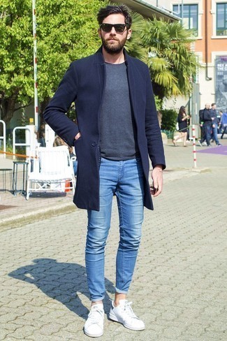 С чем носить темно-синие зауженные джинсы в 30 лет мужчине в холод: Попробуй сочетание темно-синего длинного пальто и темно-синих зауженных джинсов, и ты получишь стильный расслабленный мужской образ на каждый день. Любишь дерзкие сочетания? Можешь завершить свой образ белыми низкими кедами.