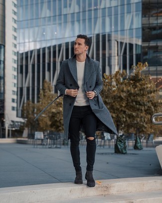 Какие ботинки челси носить с темно-серым длинным пальто: Комбо из темно-серого длинного пальто и черных рваных зауженных джинсов позволит создать модный мужской ансамбль. Элегантности и классики луку добавит пара ботинок челси.
