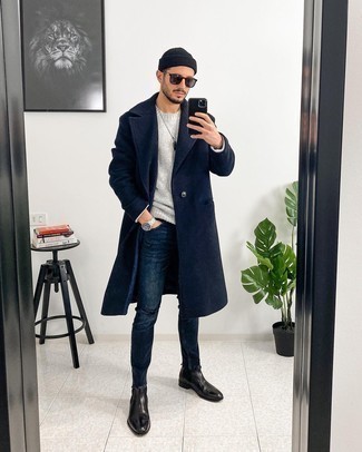 Как носить темно-синее длинное пальто с синими джинсами в 20 лет в холод в стиле кэжуал: Темно-синее длинное пальто и синие джинсы — отличный вариант, если ты хочешь создать расслабленный, но в то же время модный мужской образ. Теперь почему бы не привнести в этот образ на каждый день немного консерватизма с помощью черных кожаных ботинок челси?