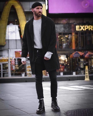 Какие джинсы носить с черными повседневными ботинками мужчине в холод: Сочетание черного длинного пальто и джинсов поможет создать интересный мужской образ в расслабленном стиле. Черные повседневные ботинки — беспроигрышный выбор, чтобы дополнить ансамбль.