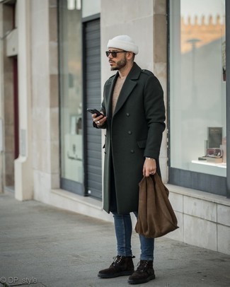 С чем носить темно-коричневую большую сумку из плотной ткани мужчине: Если ты ценишь комфорт и функциональность, темно-зеленое длинное пальто и темно-коричневая большая сумка из плотной ткани — отличный вариант для расслабленного повседневного мужского образа. Если ты не боишься использовать в своих луках разные стили, из обуви можешь надеть темно-коричневые замшевые повседневные ботинки.