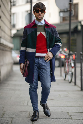 Какие зауженные джинсы носить с бело-красно-синим свитером с круглым вырезом в 30 лет мужчине: Если у тебя наметился суматошный день, сочетание бело-красно-синего свитера с круглым вырезом и зауженных джинсов позволит создать комфортный образ в стиле casual. Любители свежих идей могут завершить лук черными кожаными монками с двумя ремешками, тем самым добавив в него чуточку строгости.