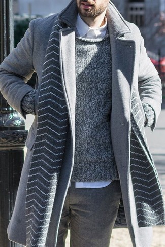 С чем носить серые шерстяные классические брюки мужчине: Сочетание серого длинного пальто и серых шерстяных классических брюк позволит создать выразительный мужской образ.
