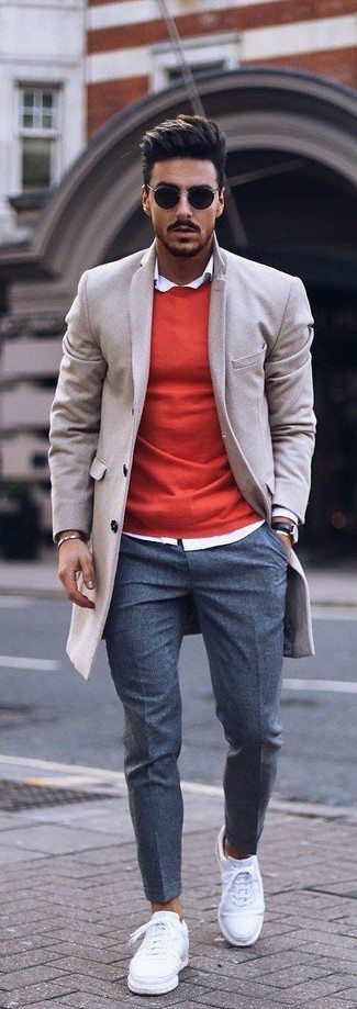 Модный лук: бежевое длинное пальто, красный свитер с круглым вырезом, белая классическая рубашка, темно-серые шерстяные классические брюки