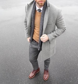 Как носить светло-коричневый свитер с круглым вырезом с серым длинным пальто в прохладную погоду: Нравится выглядеть престижно? Тогда тандем серого длинного пальто и светло-коричневого свитера с круглым вырезом - это то, что тебе нужно. Любишь незаурядные решения? Закончи свой лук темно-красными кожаными повседневными ботинками.