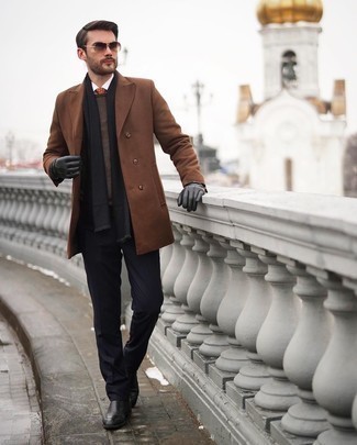 С чем носить темно-красный галстук мужчине в холод: Сочетание коричневого длинного пальто и темно-красного галстука позволит создать модный и изысканный образ. Ты можешь легко адаптировать такой лук к повседневным нуждам, закончив его черными кожаными ботинками челси.