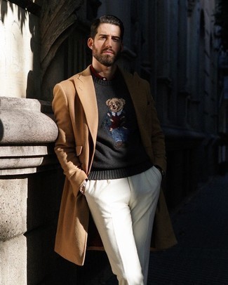 С чем носить серый свитер с принтом в 30 лет мужчине в холод: Комбо из серого свитера с принтом и белых классических брюк поможет создать стильный и привлекательный образ.
