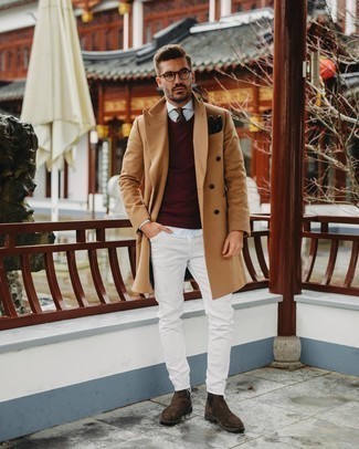 С чем носить белые джинсы мужчине: Тандем светло-коричневого длинного пальто и белых джинсов — чудесный пример современного городского стиля. Дополнив образ темно-коричневыми замшевыми ботинками челси, можно привнести в него немного привлекательного консерватизма.