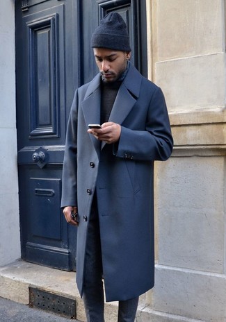 Какие длинные пальто носить с темно-серыми классическими брюками в прохладную погоду: Длинное пальто в паре с темно-серыми классическими брюками поможет создать стильный и мужественный лук.