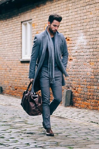 Какие классические брюки носить с серым длинным пальто: Серое длинное пальто и классические брюки — олицетворение строгого мужского стиля в одежде. Прекрасно сюда подходят темно-коричневые кожаные оксфорды.