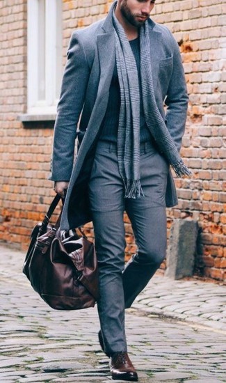 Какие классические брюки носить с серым длинным пальто: Комбо из серого длинного пальто и классических брюк позволит создать модный и утонченный образ. Вкупе с этим образом стильно смотрятся темно-коричневые кожаные оксфорды.