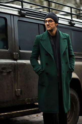 С чем носить зеленое пальто мужчине: Сочетание зеленого пальто и черных классических брюк смотрится очень модно и элегантно.