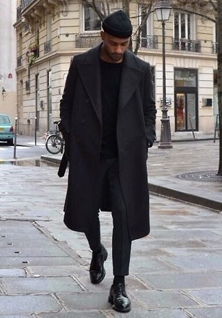 С чем носить черные классические брюки мужчине в холод: Комбо из черного длинного пальто и черных классических брюк поможет составить выразительный мужской лук. Любишь смелые сочетания? Можешь завершить свой ансамбль черными кожаными туфлями дерби.