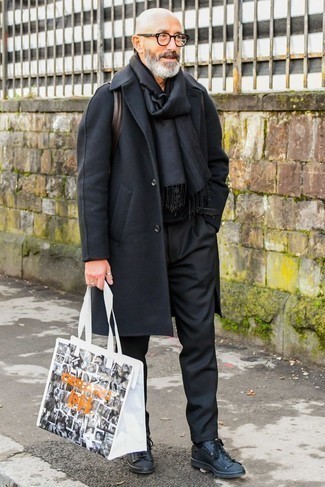 С чем носить черный шарф за 50 лет мужчине: Если в одежде ты делаешь ставку на удобство и функциональность, черное длинное пальто и черный шарф — замечательный выбор для модного мужского ансамбля на каждый день. Пара черных кожаных низких кед очень просто интегрируется в этот образ.