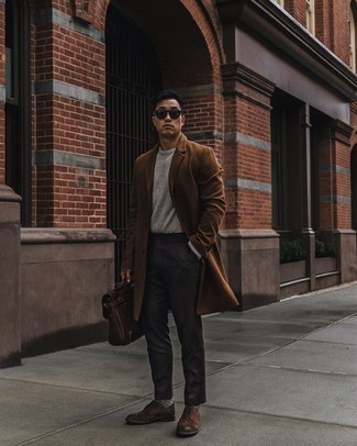 С чем носить темно-коричневый портфель в теплую погоду в деловом стиле: Если в одежде ты ценишь комфорт и функциональность, коричневое длинное пальто и темно-коричневый портфель — классный вариант для модного мужского образа на каждый день. Если ты предпочитаешь смелые настроения в своих образах, заверши этот темно-коричневыми замшевыми брогами.