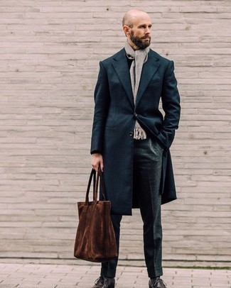 С чем носить темно-коричневую замшевую большую сумку в 30 лет мужчине осень: Если ты ценишь удобство и практичность, темно-синее длинное пальто и темно-коричневая замшевая большая сумка — прекрасный выбор для модного повседневного мужского образа. Завершив лук темно-коричневыми кожаными оксфордами, получим занятный результат. Если хочешь выглядеть по-осеннему эффектно и необычно, определенно нужно взять этот ансамбль на заметку.
