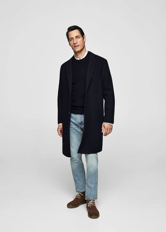 Модный лук: темно-синее длинное пальто, черный свитер с круглым вырезом, белая рубашка с длинным рукавом, голубые джинсы