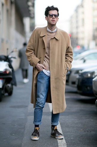 Модный лук: светло-коричневое длинное пальто, светло-коричневый свитер с круглым вырезом, белая рубашка с длинным рукавом, синие джинсы
