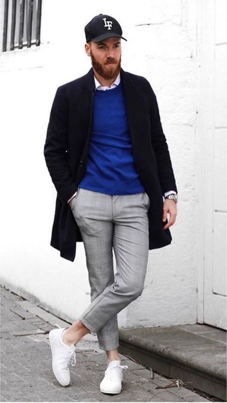 Какие брюки чинос носить с темно-синим свитером с круглым вырезом: Сочетание темно-синего свитера с круглым вырезом и брюк чинос поможет выглядеть аккуратно, но при этом подчеркнуть твой индивидуальный стиль. Если сочетание несочетаемого привлекает тебя не меньше, чем проверенная классика, дополни свой наряд белыми низкими кедами из плотной ткани.