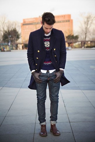 Модный лук: темно-синее длинное пальто, темно-синий свитер с круглым вырезом с жаккардовым узором, белая рубашка с длинным рукавом, темно-синие джинсы
