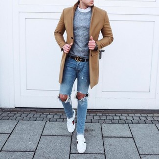 Как носить зауженные джинсы с низкими кедами в 20 лет мужчине осень: Сочетание светло-коричневого длинного пальто и зауженных джинсов — отличный пример современного городского стиля. Этот образ идеально дополнят низкие кеды. Как по нам, так это классное решение для капризной осенней погоды.